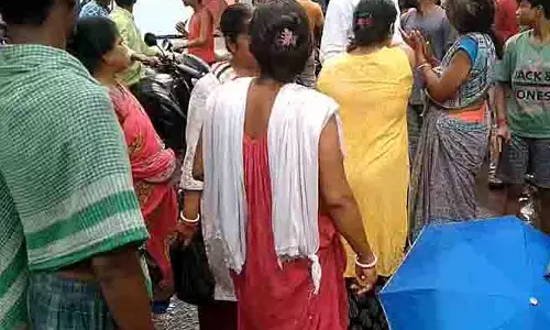 जर्जर सड़क की मरम्मत की मांग को लेकर महिलाओं ने बेलूर स्टेशन रोड जाम किया