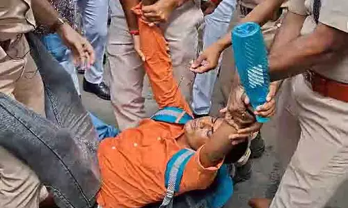 Dhundhuma के साल्ट लेक करुणामयी छत्तर में टीईटी उत्तीर्ण अभ्यर्थियों ने विरोध प्रदर्शन किया