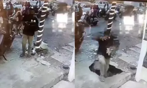 सड़क के टूटे ड्रेन स्लैब में युवक गिरा, नागरिकों ने नगर निगम पर लापरवाही का आरोप