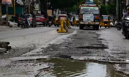 हैदराबाद में बारिश से सड़कें बदहाल, यात्री परेशान