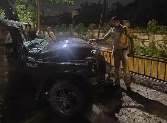 VIP रोड में महिंद्रा थार दुर्घटनाग्रस्त, सवार थे 5 युवक VIP रोड में महिंद्रा थार दुर्घटनाग्रस्त, सवार थे 5 युवक