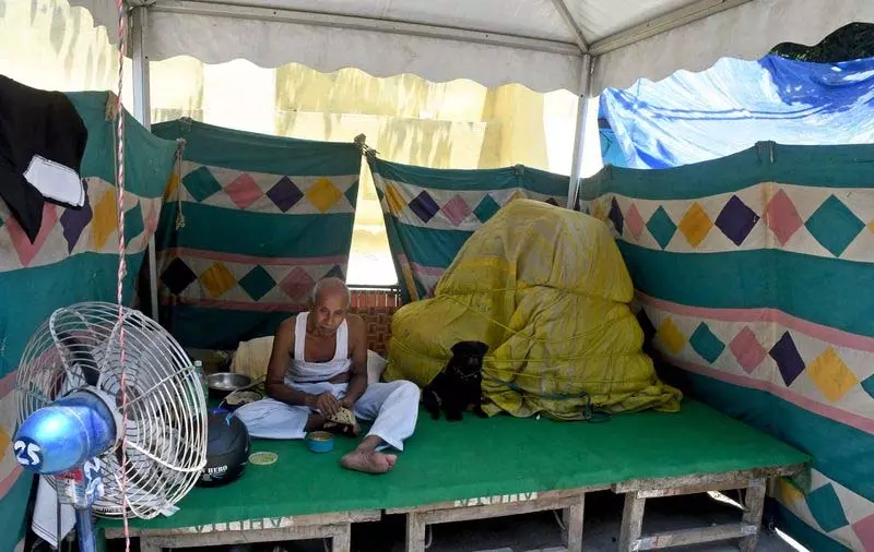 यमुना नदी के उफान से यमुना बाजार के निवासी तंबुओं में शरण लिए यमुना नदी के उफान से यमुना बाजार के निवासी तंबुओं में शरण लिए
