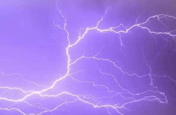 सड़क में गिरी आकाशीय बिजली, चपेट में आई 6 महिलाओं में से 2 की मौत सड़क में गिरी आकाशीय बिजली, चपेट में आई 6 महिलाओं में से 2 की मौत