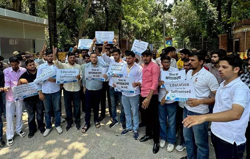 NSUI ने Delhi विश्वविद्यालय में नए एनसीईआरटी मॉड्यूल का विरोध किया NSUI ने Delhi विश्वविद्यालय में नए एनसीईआरटी मॉड्यूल का विरोध किया