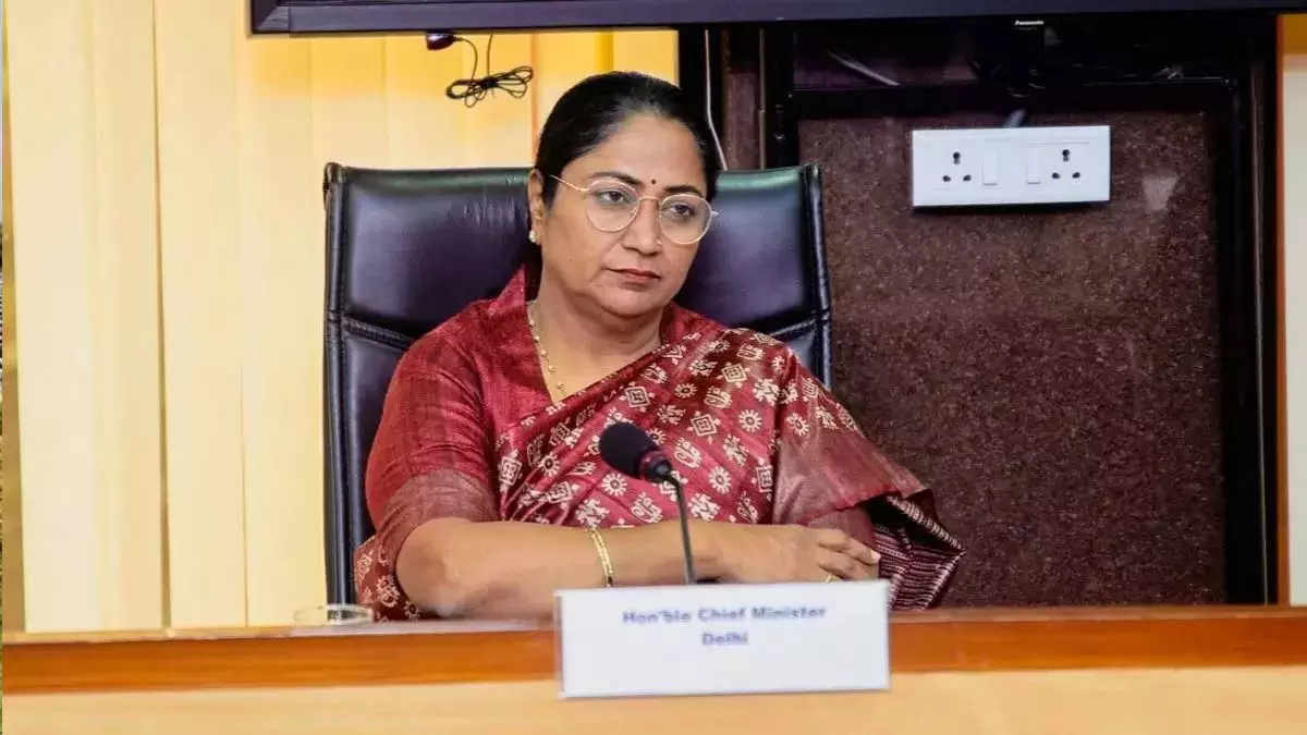 दिल्ली की मुख्यमंत्री रेखा गुप्ता पर हमला, मचा हड़कंप दिल्ली की मुख्यमंत्री रेखा गुप्ता पर हमला, मचा हड़कंप