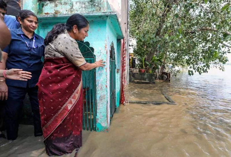 दिल्ली की मुख्यमंत्री रेखा गुप्ता ने यमुना बाजार का निरीक्षण, बाढ़ तैयारियों की समीक्षा की दिल्ली की मुख्यमंत्री रेखा गुप्ता ने यमुना बाजार का निरीक्षण, बाढ़ तैयारियों की समीक्षा की