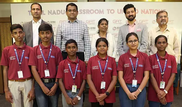 Tamil Nadu : संयुक्त राष्ट्र सम्मेलन में भाग लेने वाले सरकारी स्कूल के छात्रों को रवाना करते हुए Tamil Nadu : संयुक्त राष्ट्र सम्मेलन में भाग लेने वाले सरकारी स्कूल के छात्रों को रवाना करते हुए