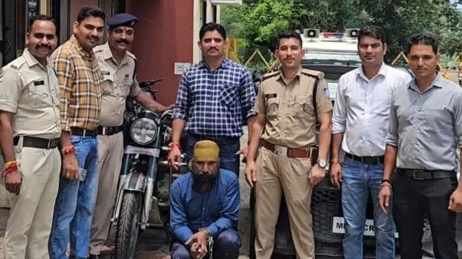 MP : इंदौर में बैंक डीजीएम के घर चोरी के आरोप में पिता-पुत्र गिरफ्तार MP : इंदौर में बैंक डीजीएम के घर चोरी के आरोप में पिता-पुत्र गिरफ्तार