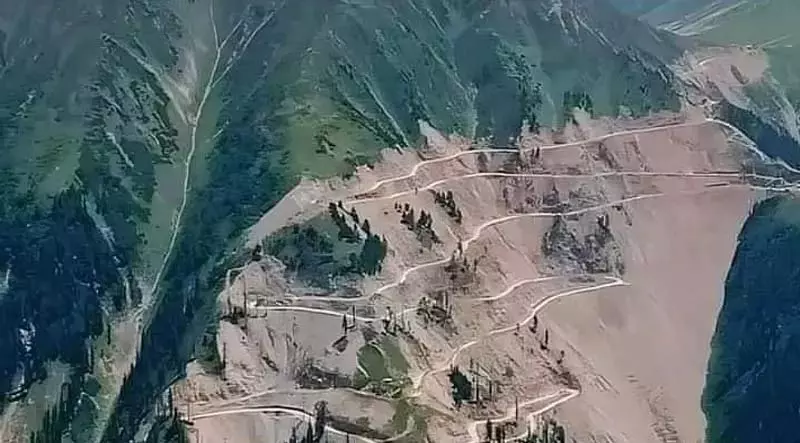 भारी भूस्खलन के कारण मुगल रोड यातायात के लिए बंद भारी भूस्खलन के कारण मुगल रोड यातायात के लिए बंद