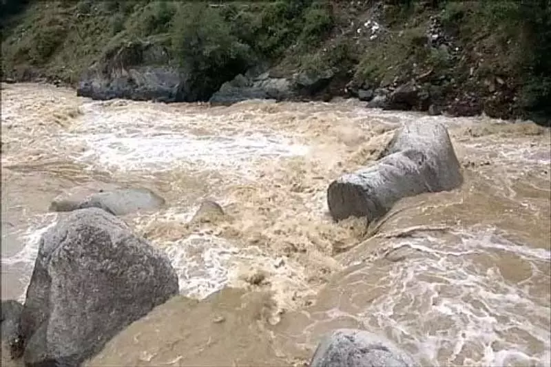 पीर पंजाल में बाढ़ पीड़ितों के दो शव बरामद पीर पंजाल में बाढ़ पीड़ितों के दो शव बरामद