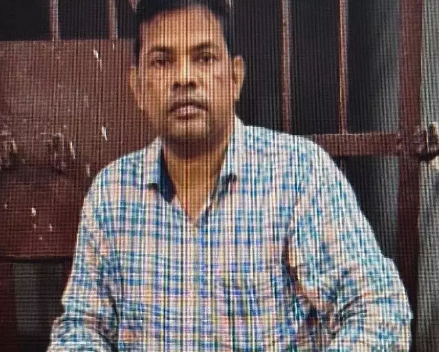Odisha : नाबालिग छात्राओं से छेड़छाड़ के आरोप में फरार प्राथमिक स्कूल शिक्षक गिरफ्तार Odisha : नाबालिग छात्राओं से छेड़छाड़ के आरोप में फरार प्राथमिक स्कूल शिक्षक गिरफ्तार