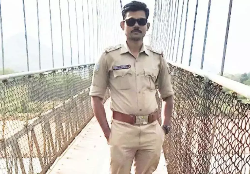 लड़की से शादी करने और उसे प्रताड़ित करने के आरोप में पुलिस निलंबित SI को Andhra से गिरफ्तार किया लड़की से शादी करने और उसे प्रताड़ित करने के आरोप में पुलिस निलंबित SI को Andhra से गिरफ्तार किया