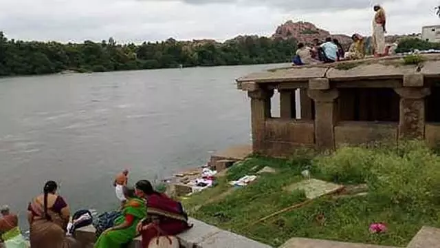 तुंगभद्रा जलाशय से 3 लाख क्यूसेक पानी छोड़ा गया: काम्पली ब्रिज समेत 7 प्रसिद्ध स्मारक जलमग्न तुंगभद्रा जलाशय से 3 लाख क्यूसेक पानी छोड़ा गया: काम्पली ब्रिज समेत 7 प्रसिद्ध स्मारक जलमग्न