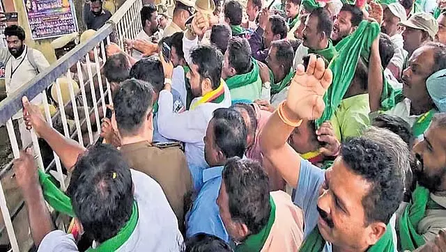 भूमि स्वामित्व विवाद: किसानों ने अनेकल तालुक कार्यालय का घेराव किया भूमि स्वामित्व विवाद: किसानों ने अनेकल तालुक कार्यालय का घेराव किया