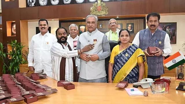 T A शरवण ने ML को सोने की परत चढ़ा हुआ गंडाबेरुंडा प्रतीक उपहार में दिया T A शरवण ने ML को सोने की परत चढ़ा हुआ गंडाबेरुंडा प्रतीक उपहार में दिया