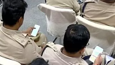 Patna: ड्यूटी के वक्त सेल्फी पर बैन, बिहार पुलिसकर्मियों को मिली कड़ी चेतावनी Patna: ड्यूटी के वक्त सेल्फी पर बैन, बिहार पुलिसकर्मियों को मिली कड़ी चेतावनी
