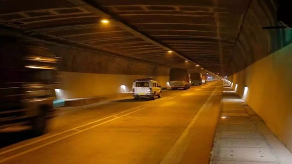 Mumbai : मरीन ड्राइव निवासियों ने ऑरेंज गेट सुरंग परियोजना पर परामर्श की कमी की आलोचना की Mumbai : मरीन ड्राइव निवासियों ने ऑरेंज गेट सुरंग परियोजना पर परामर्श की कमी की आलोचना की