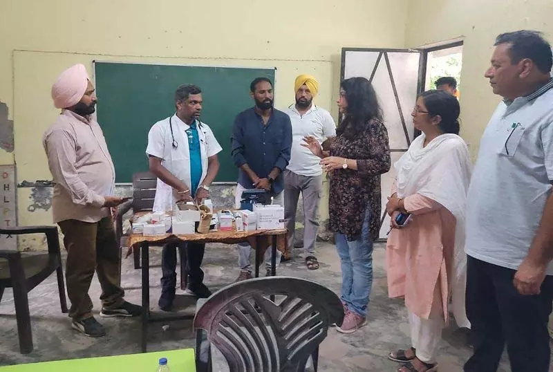 Sultanpur Lodhi: बाढ़ प्रभावित मंड गांव बुखार और त्वचा संबंधी बीमारियों से जूझ रहे Sultanpur Lodhi: बाढ़ प्रभावित मंड गांव बुखार और त्वचा संबंधी बीमारियों से जूझ रहे