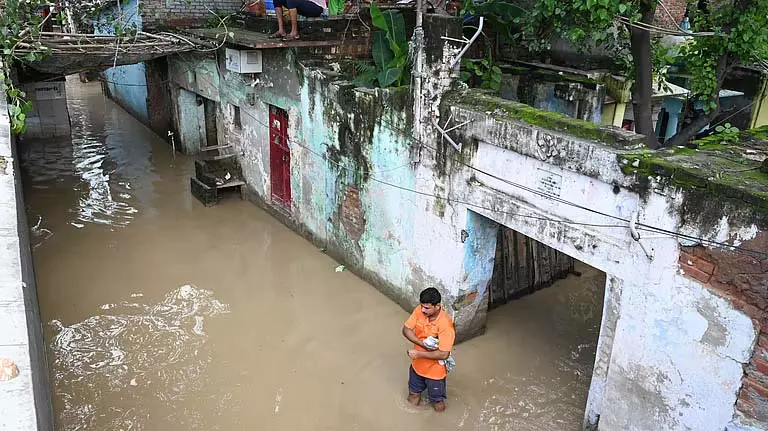 यमुना का जलस्तर निकासी स्तर के करीब, घाटों के पास घरों में पानी घुसा यमुना का जलस्तर निकासी स्तर के करीब, घाटों के पास घरों में पानी घुसा