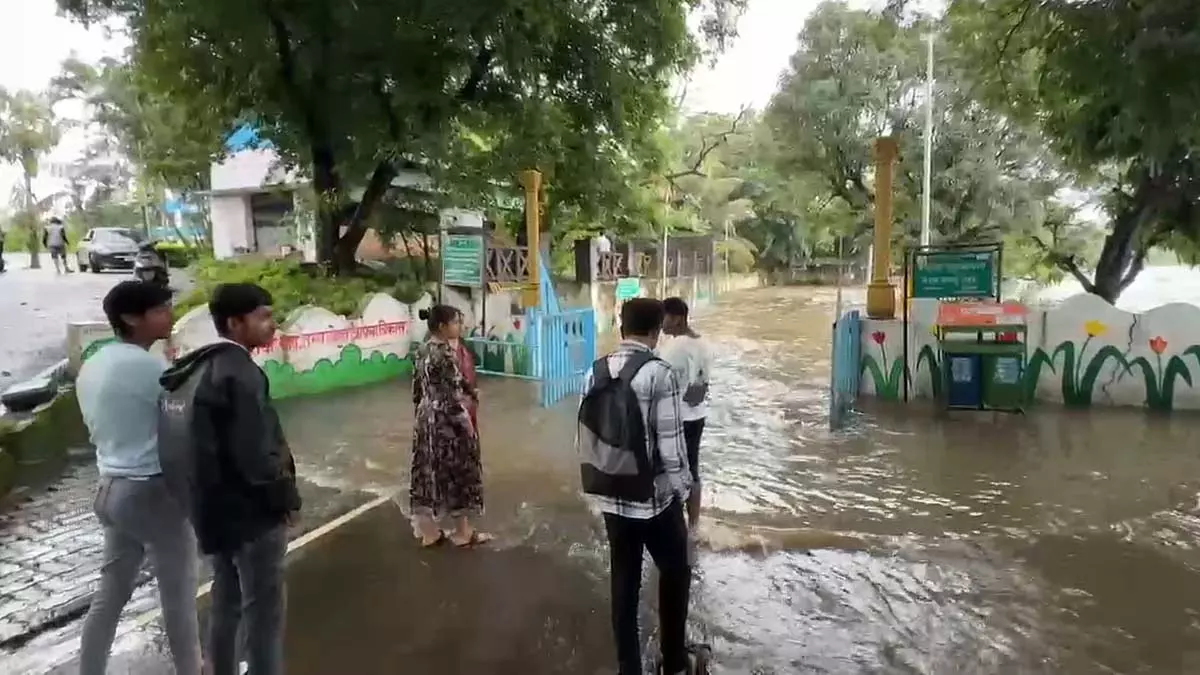 पिंपरी-चिंचवाड़ के थेरगांव में केजूदेवी मंदिर में प्रवेश के लिए लोगों ने जान जोखिम में डाली पिंपरी-चिंचवाड़ के थेरगांव में केजूदेवी मंदिर में प्रवेश के लिए लोगों ने जान जोखिम में डाली