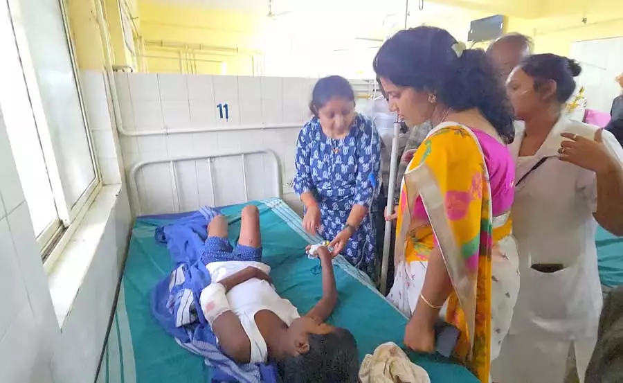 Shidalghatta : आवारा कुत्तों के हमले में लड़का गंभीर रूप से घायल Shidalghatta : आवारा कुत्तों के हमले में लड़का गंभीर रूप से घायल