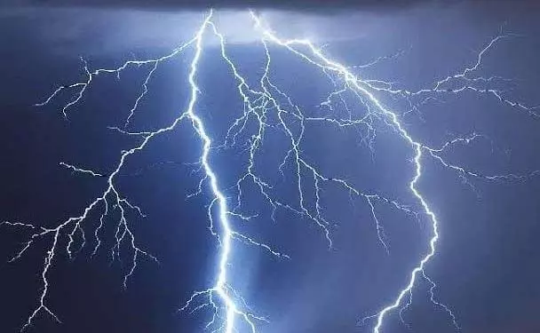 झारसुगुड़ा में बिजली गिरने के 2 दावे झारसुगुड़ा में बिजली गिरने के 2 दावे