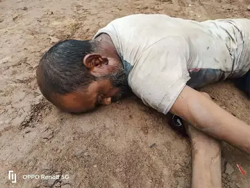 ट्रैलर चालक की संदिग्ध हालत में मिली लाश, पेट और चेहरे क्षत-विक्षत ट्रैलर चालक की संदिग्ध हालत में मिली लाश, पेट और चेहरे क्षत-विक्षत
