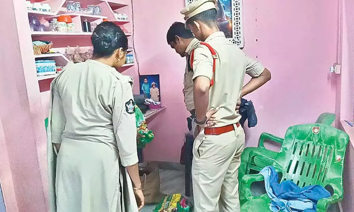 Andhra: पुलिस टीमों ने विशाखापत्तनम के विभिन्न हिस्सों में व्यापक तलाशी ली Andhra: पुलिस टीमों ने विशाखापत्तनम के विभिन्न हिस्सों में व्यापक तलाशी ली