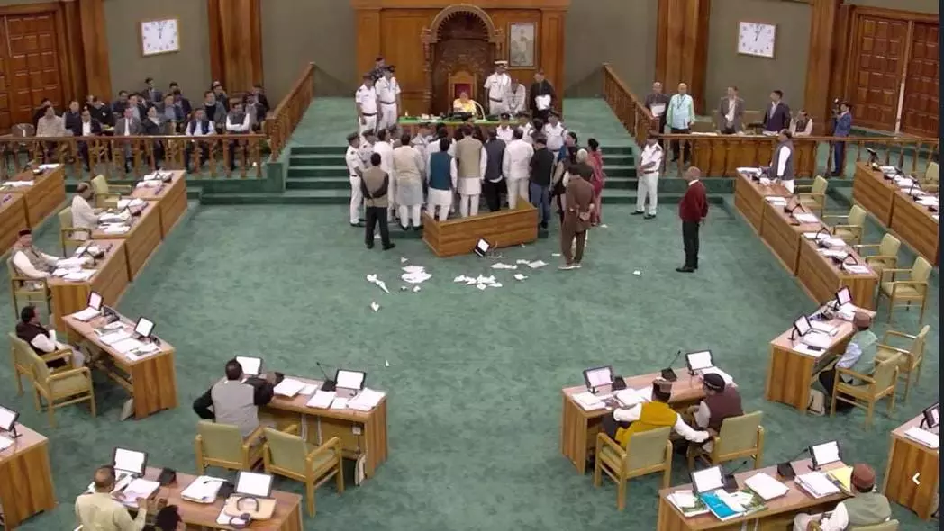 Gairsain: उत्तराखंड विधानसभा में दूसरे दिन भी विपक्ष-सरकार आमने-सामने Gairsain: उत्तराखंड विधानसभा में दूसरे दिन भी विपक्ष-सरकार आमने-सामने