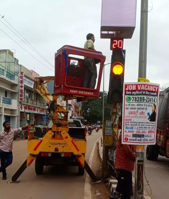 बंद पड़े ट्रैफिक सिग्नल को ट्रैफिक पुलिस ने कराया पुनः चालू बंद पड़े ट्रैफिक सिग्नल को ट्रैफिक पुलिस ने कराया पुनः चालू