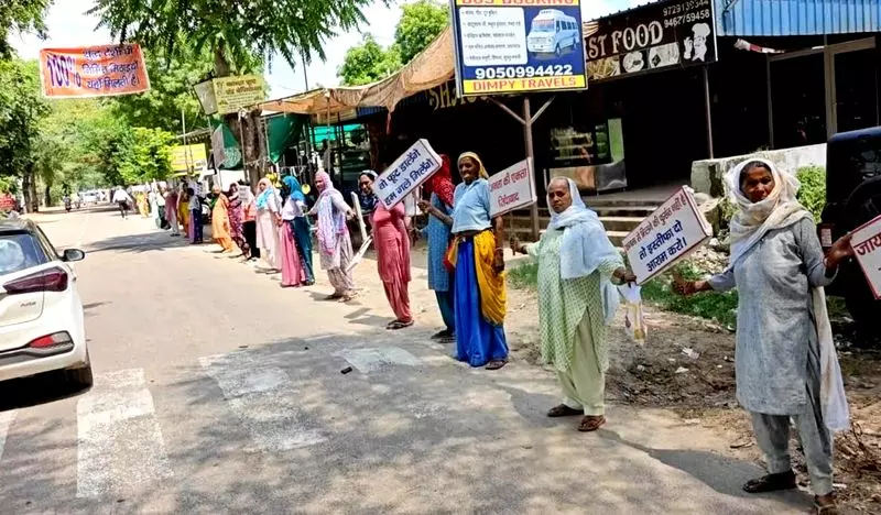 Haryana : रेवाड़ी के ग्रामीणों ने नए अस्पताल स्थल की मांग को लेकर मानव श्रृंखला बनाई Haryana : रेवाड़ी के ग्रामीणों ने नए अस्पताल स्थल की मांग को लेकर मानव श्रृंखला बनाई