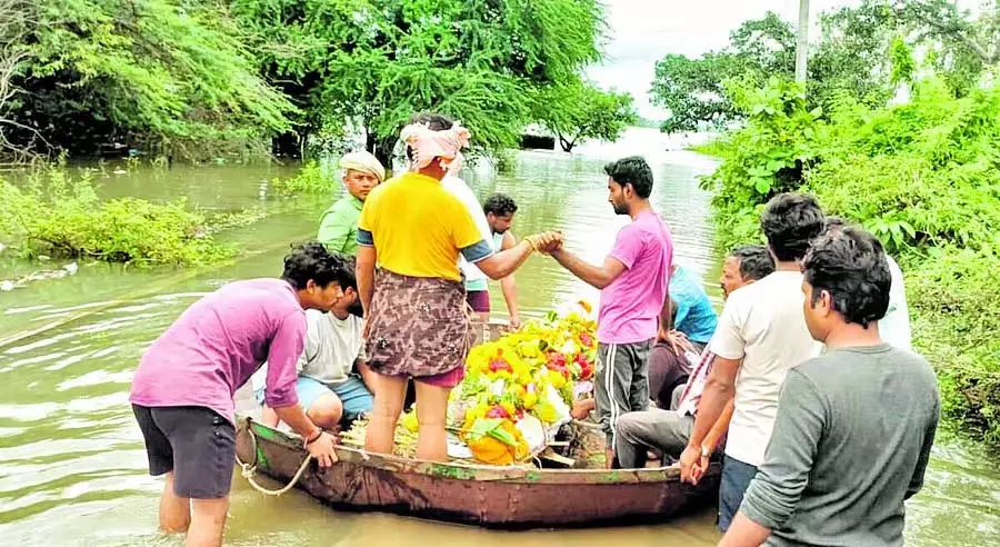 बाढ़ का पानी सड़क पर घुसा: शव को अंतिम संस्कार के लिए नाव में ले जाया गया बाढ़ का पानी सड़क पर घुसा: शव को अंतिम संस्कार के लिए नाव में ले जाया गया