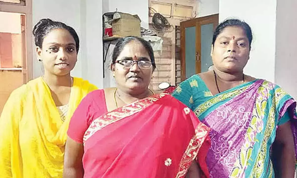 Andhra: ठेका श्रमिकों ने वेतन भुगतान की मांग की Andhra: ठेका श्रमिकों ने वेतन भुगतान की मांग की