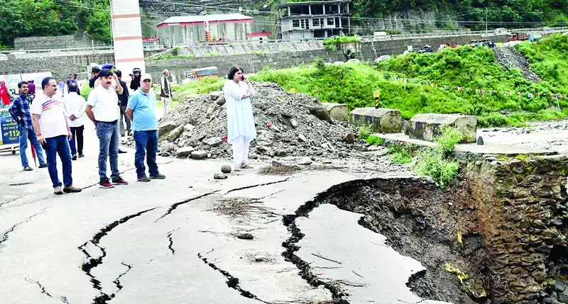 डीसी ने आपदा प्रभावित इलाकों का लिया जायजा डीसी ने आपदा प्रभावित इलाकों का लिया जायजा