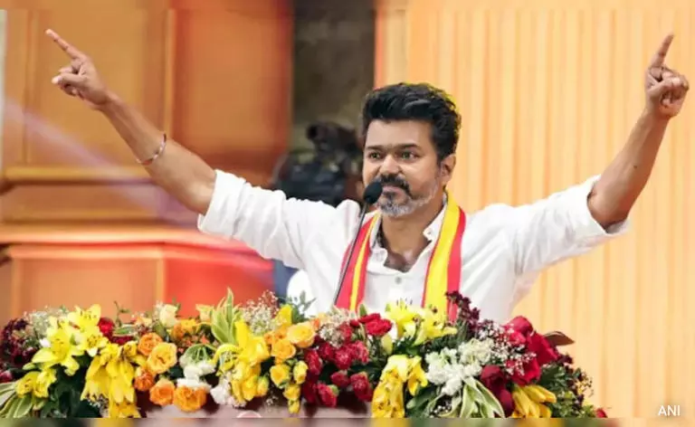 Tamil Nadu : मदुरै सम्मेलन की तैयारी तेज, टीवीके नेता ने एआईएडीएमके पर साधा निशाना Tamil Nadu : मदुरै सम्मेलन की तैयारी तेज, टीवीके नेता ने एआईएडीएमके पर साधा निशाना