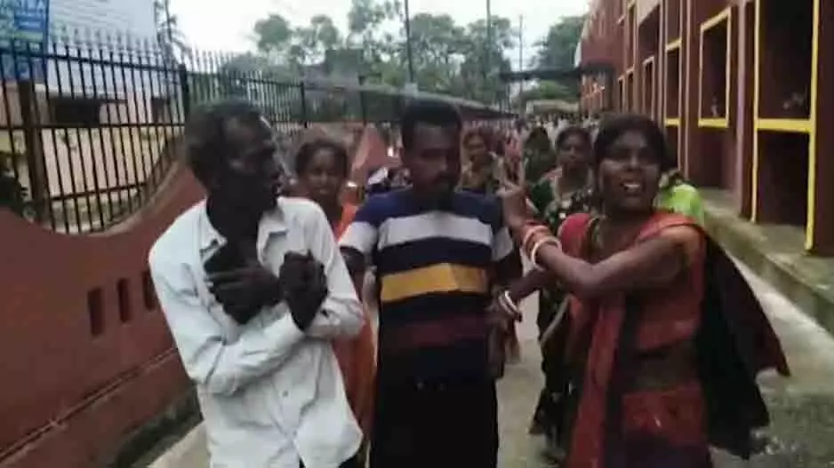 Odisha: दूसरी शादी को लेकर महिला ने कोर्ट में पति पर हमला किया Odisha: दूसरी शादी को लेकर महिला ने कोर्ट में पति पर हमला किया