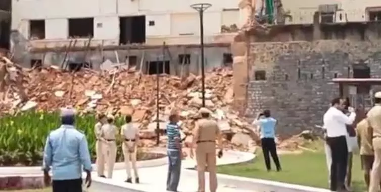 Delhi में इमारत ढहने से 3 लोगों की मौत, कई लोग दरियागंज में फंसे Delhi में इमारत ढहने से 3 लोगों की मौत, कई लोग दरियागंज में फंसे