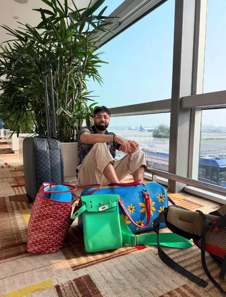 द अनफिनिश्ड टूर की तैयारी में बादशाह, ढेरों बैग्स के साथ एयरपोर्ट पर आए नजर द अनफिनिश्ड टूर की तैयारी में बादशाह, ढेरों बैग्स के साथ एयरपोर्ट पर आए नजर
