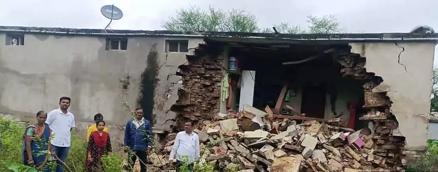 बारिश का कहर: घरों की दीवारें ढह गई बारिश का कहर: घरों की दीवारें ढह गई