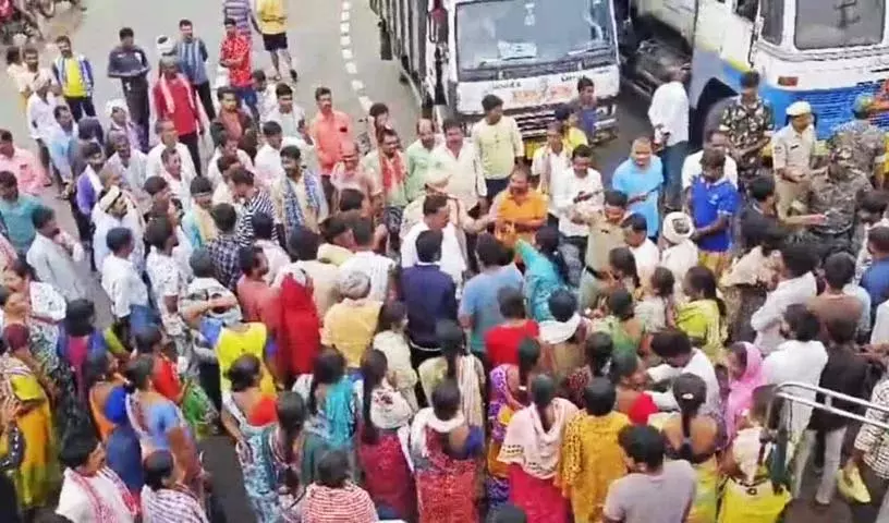 यूरिया की भारी कमी को लेकर Telangana में किसानों का विरोध प्रदर्शन यूरिया की भारी कमी को लेकर Telangana में किसानों का विरोध प्रदर्शन