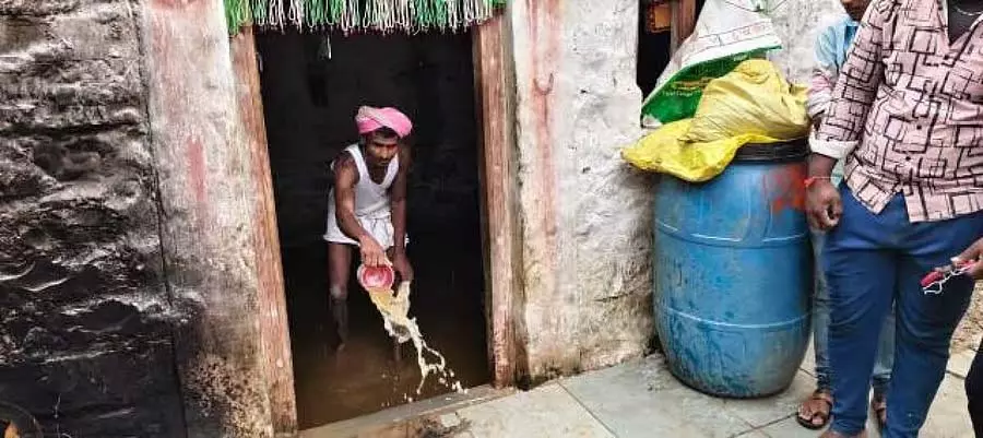 Wadagera : बारिश और सीवेज का पानी घरों में घुसा Wadagera : बारिश और सीवेज का पानी घरों में घुसा