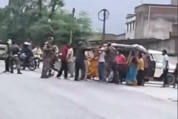 Bokaro: प्रदर्शनकारियों और पुलिस के बीच झड़प, थाना प्रभारी घायल Bokaro: प्रदर्शनकारियों और पुलिस के बीच झड़प, थाना प्रभारी घायल