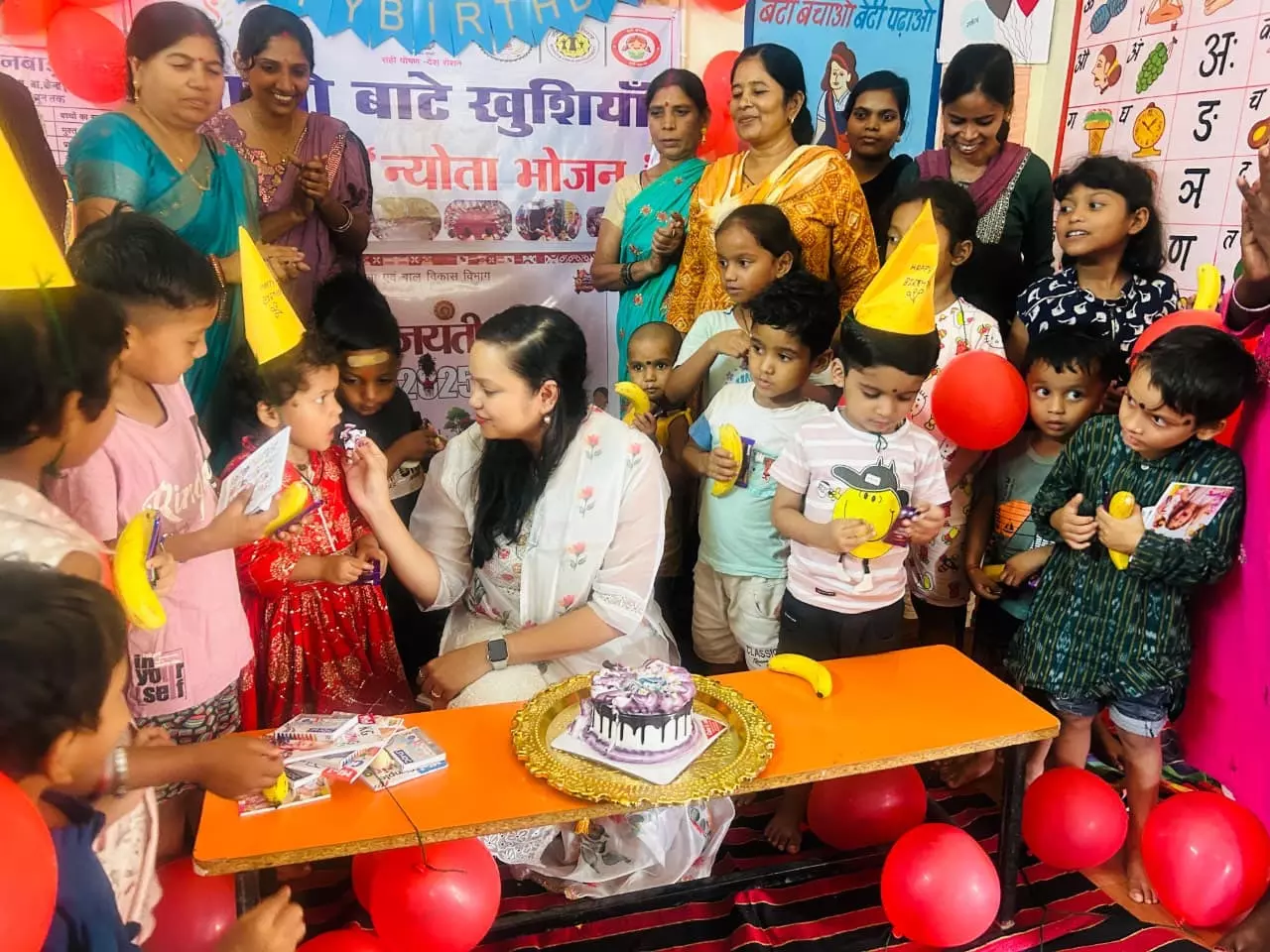 जन्मदिन बना यादगार, महिला एसडीएम ने जब खुशियां बच्चों के साथ बांटी जन्मदिन बना यादगार, महिला एसडीएम ने जब खुशियां बच्चों के साथ बांटी
