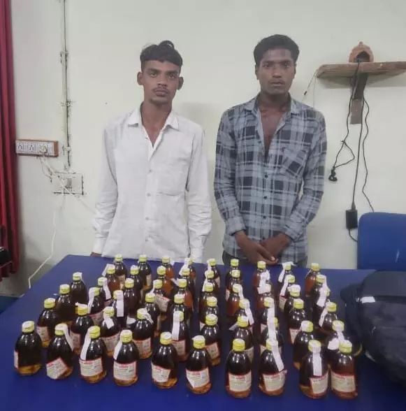 गोबरा नवापारा में 2 शराब कोचिया गिरफ्तार गोबरा नवापारा में 2 शराब कोचिया गिरफ्तार
