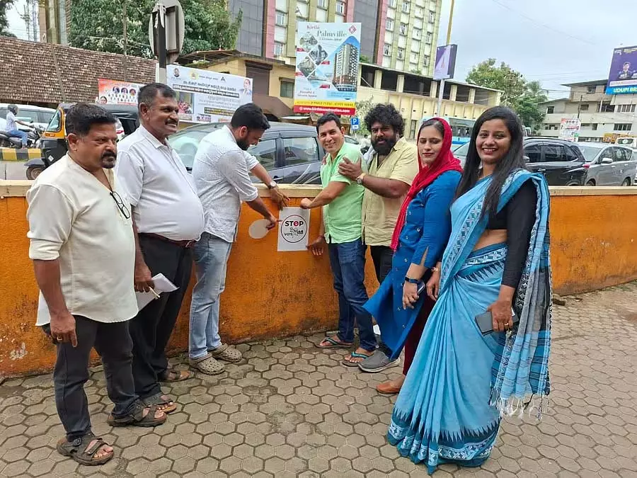 Udupi : युवा कांग्रेस द्वारा स्टिकर अभियान Udupi : युवा कांग्रेस द्वारा स्टिकर अभियान