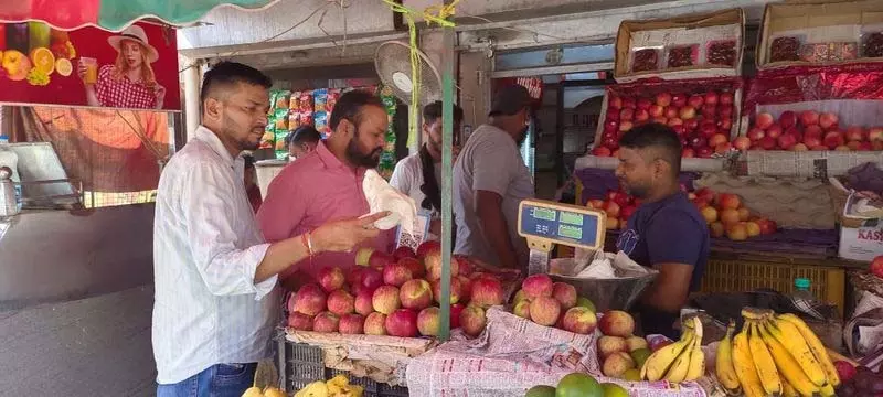 MC ने प्लास्टिक कैरी बैग पर कार्रवाई की, दुकानों का चालान काटा MC ने प्लास्टिक कैरी बैग पर कार्रवाई की, दुकानों का चालान काटा