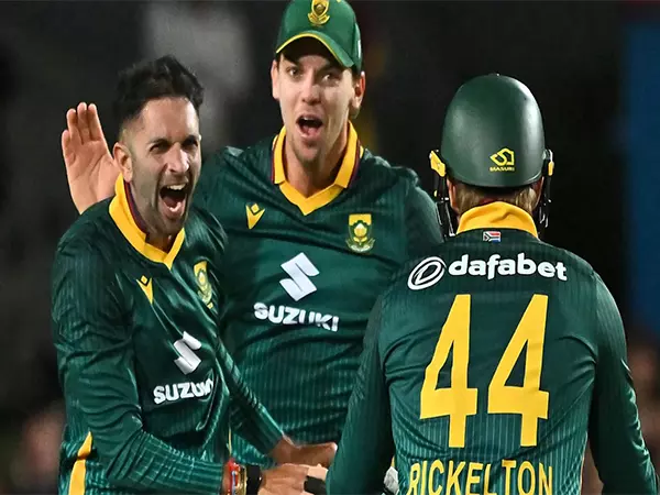 Proteas स्पिनर Maharaj ने Australia के खिलाफ पांच विकेट लेकर ODI रैंकिंग में फिर से नंबर-1 स्थान पाया Proteas स्पिनर Maharaj ने Australia के खिलाफ पांच विकेट लेकर ODI रैंकिंग में फिर से नंबर-1 स्थान पाया