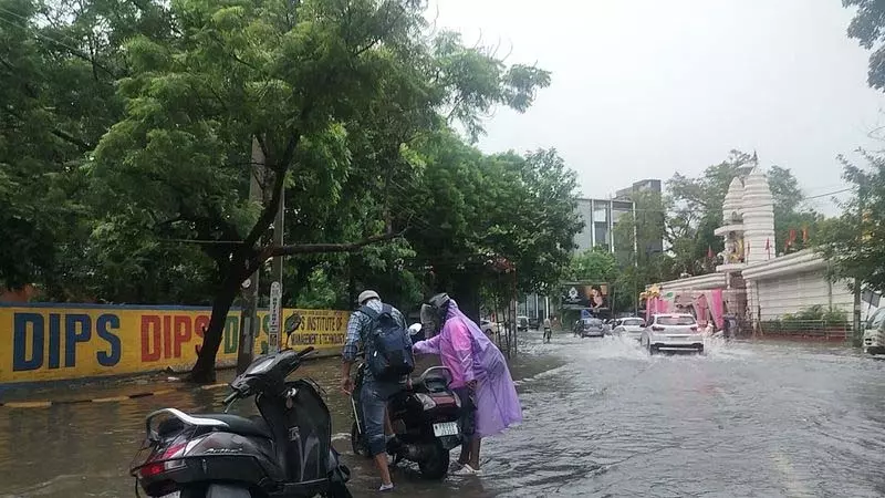 भारी बारिश से Jalandhar के पॉश इलाके झील में तब्दील भारी बारिश से Jalandhar के पॉश इलाके झील में तब्दील
