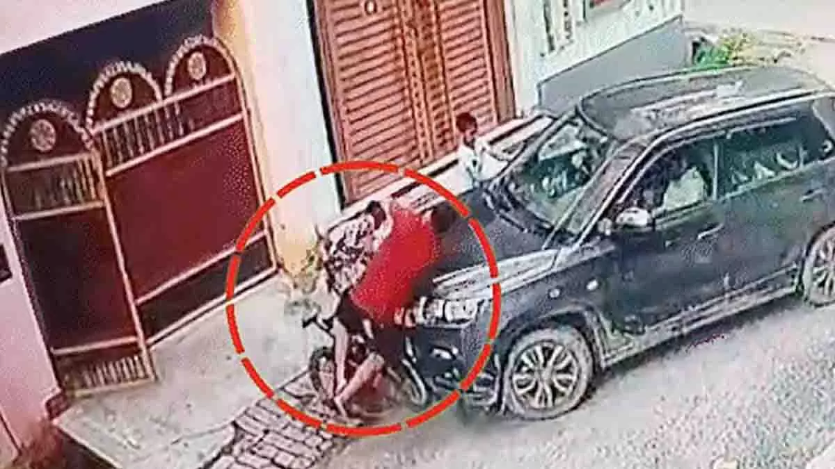 Lucknow : आशियाना में कार ने 3 बच्चों को कुचला Lucknow : आशियाना में कार ने 3 बच्चों को कुचला