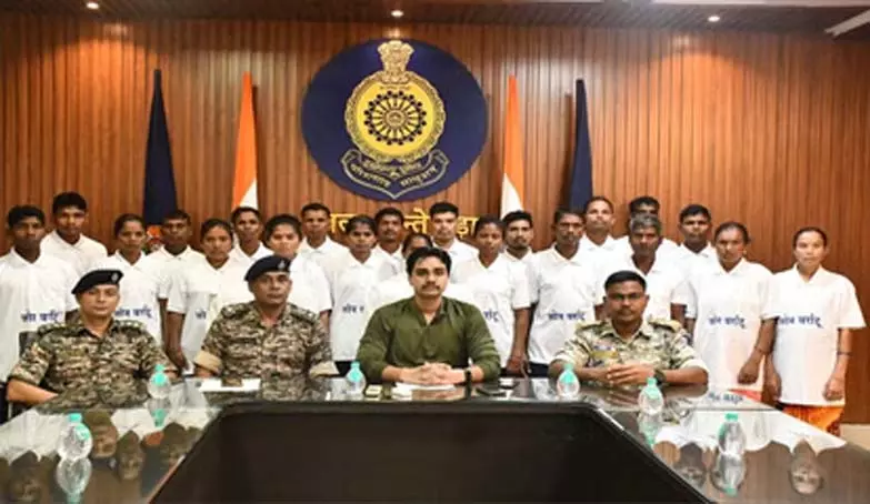 21 माओवादी आत्मसमर्पण, 25.50 लाख के इनामी नक्सली भी हुए पुनर्वासित 21 माओवादी आत्मसमर्पण, 25.50 लाख के इनामी नक्सली भी हुए पुनर्वासित